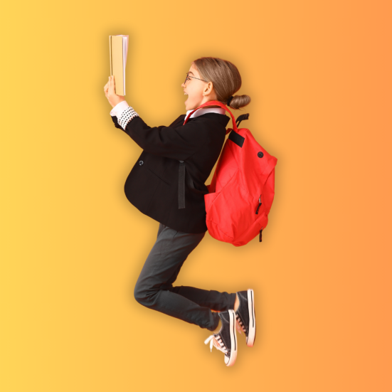 Pige med skoletaske der hopper op i luften, imens hun læser en bog