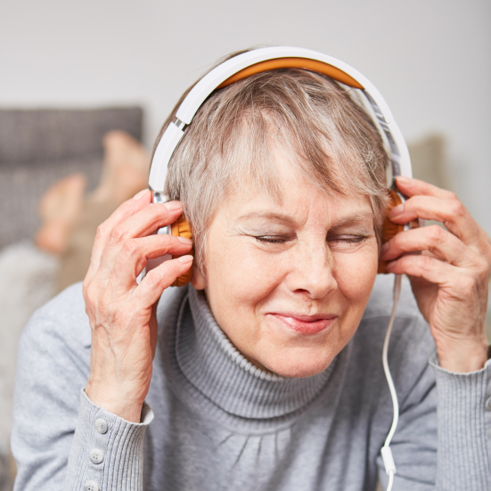 Dame med høretelefoner