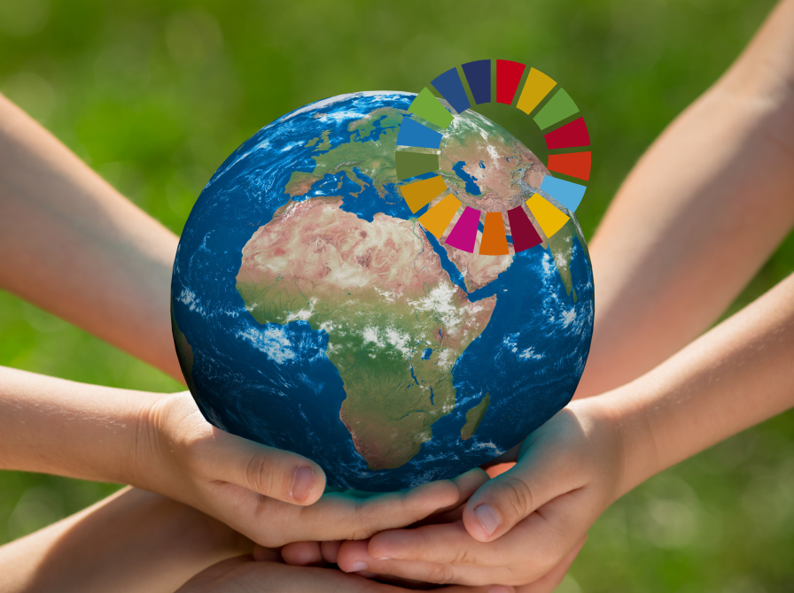 Hænder holder en jordklode. 